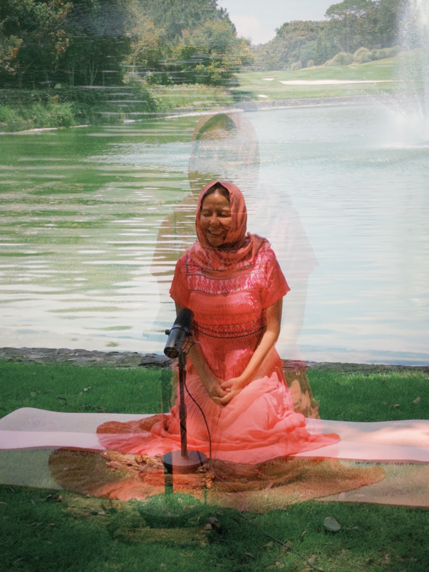 Doble exposición de Valeria Navarro junto al agua