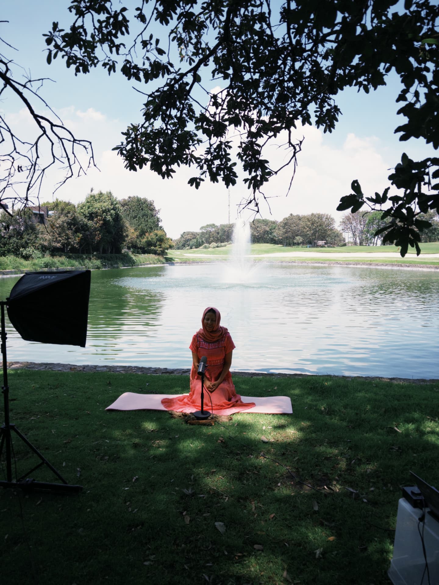 Valeria Navarro meditando frente a un lago durante la grabación del podcast